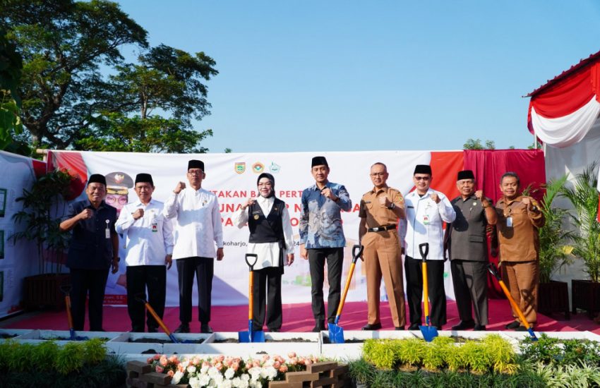 Peletakan Batu Pertama SMP Nur Hasan Sukoharjo oleh Bupati Sukoharjo Hj. Etik Suryani, SE, MM