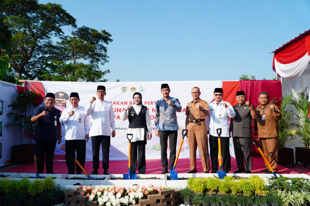 Peletakan Batu Pertama SMP Nur Hasan Sukoharjo oleh Bupati Sukoharjo Hj. Etik Suryani, SE, MM